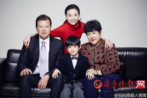 再穿婚纱！董洁带爸妈顶顶一同拍温馨全家福