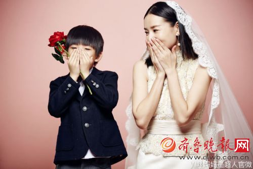 再穿婚纱！董洁带爸妈顶顶一同拍温馨全家福