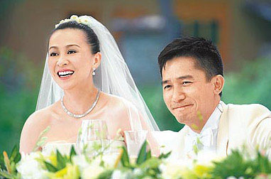 她手上佩戴的约5克拉重,价值1000万台币(约224万元人民币)的结婚钻戒