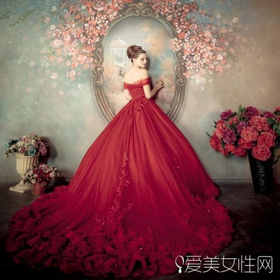 no.9 wedding的红色露肩婚纱