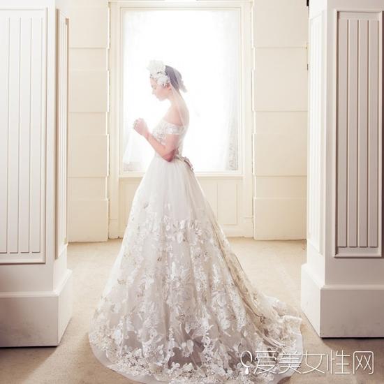 c.h. wedding 露肩婚纱